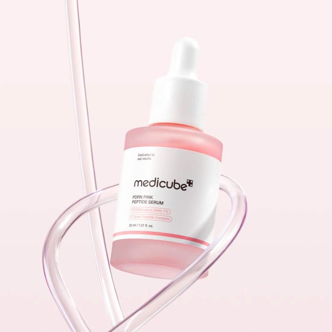 Modelo aplicando Medicube PDRN Pink Peptide Serum en el rostro