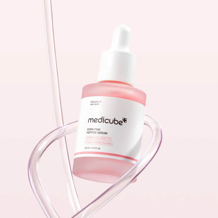 Modelo aplicando Medicube PDRN Pink Peptide Serum en el rostro